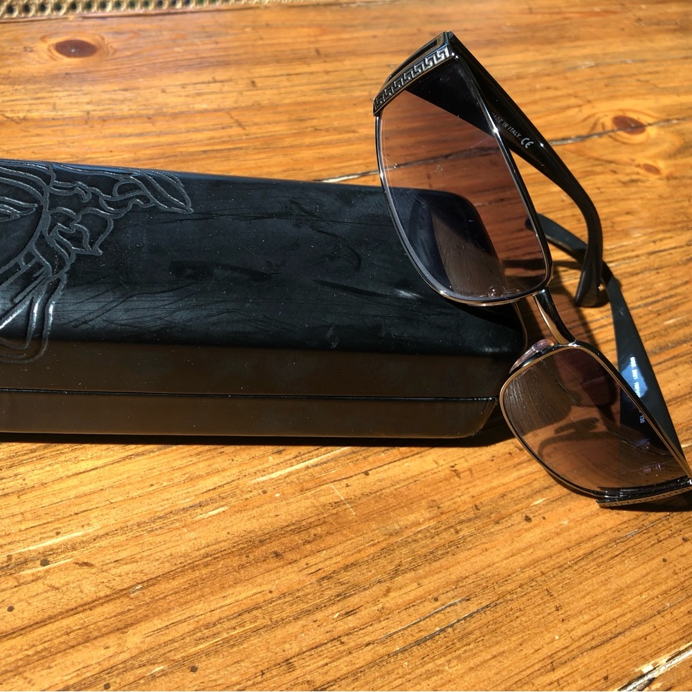 Authentic Versace Meduse Insignia Sunglasses Black with Original Case
